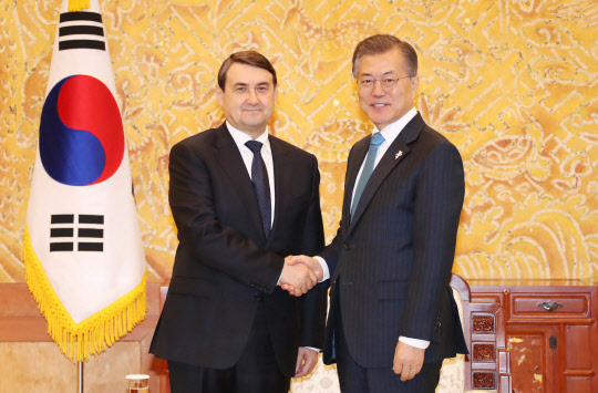 이고르 레비틴 대통령 보좌관과 악수하는 문 대통령  문재인 대통령이 20일 오후 청와대에서 평창동계올림픽에 참가한 러시아 출신 선수단 대표를 접견하기에 앞서 러시아 이고르 레비틴 대통령 보좌관과 악수하며 기념촬영을 하고 있다. 문 대통령은 올림픽 주최국 대통령으로서 러시아 선수들이 개인 자격으로 올림픽에 참가한 것을 격려할 예정이다. 2018.2.20